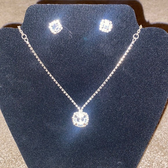 NEW!! Silver crystals necklace & earrings with small crystals on chain. - Picture 4 of 7